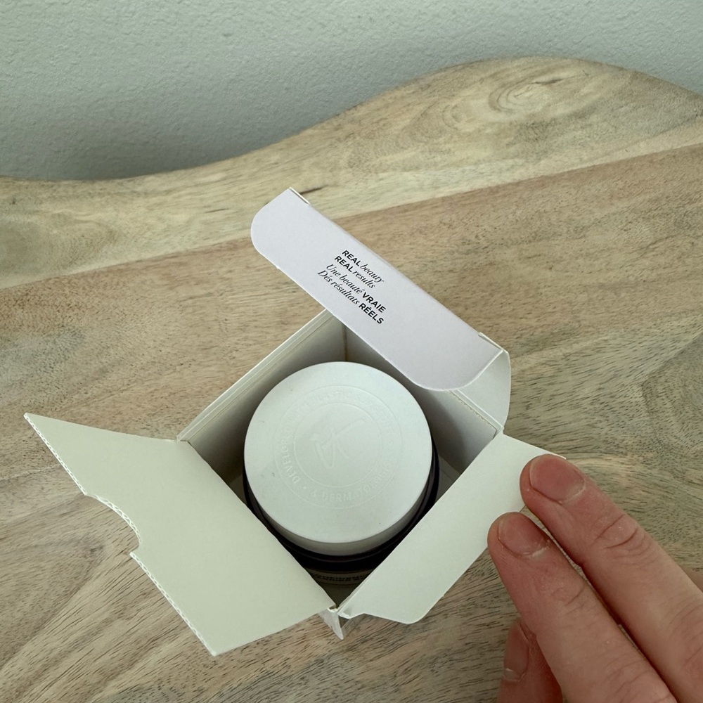 IT Cosmetics Confidence in a Cream with Silver Accents - Picture 10 of 11